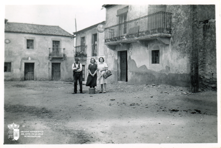 Dámaso, Esperanza y Encarna en la Plaza de España (1944)