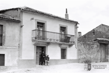 Los hermanos Carlos y Jessús Chacón de Antonio con su madre Victoria de Antonio Sanz (1962)