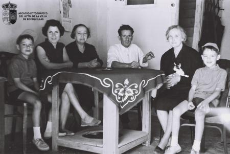 Esperanza, Catalina, Pablín, Victoria de Antonio Sanz con sus hijos Carlos y Jesús