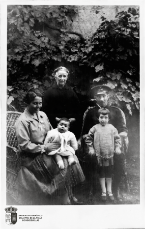 Victorina de Antonio García , su marido Federico Griñó, militar, y sus hijos Carmen y Federico. La abuela es María García Trapero (1944)