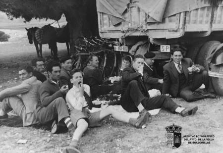 En la romería de Hornuez. Antonino, Andrea, Ninin, Tere, Manolo, Juan Pablo el sastre y otros