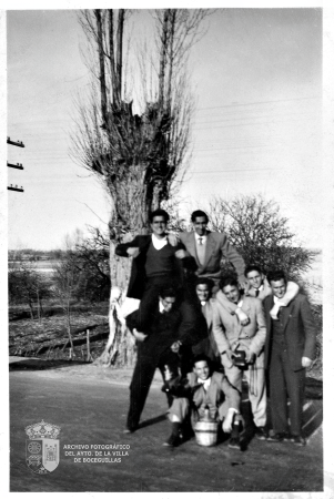 Grupo de jóvenes en fiestas. El Moro, Esteban, Basilio, Antonio, Viti y otros