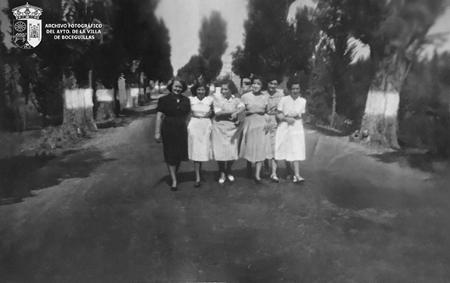 Las mozas de paseo por la carretera Madrid - Irún