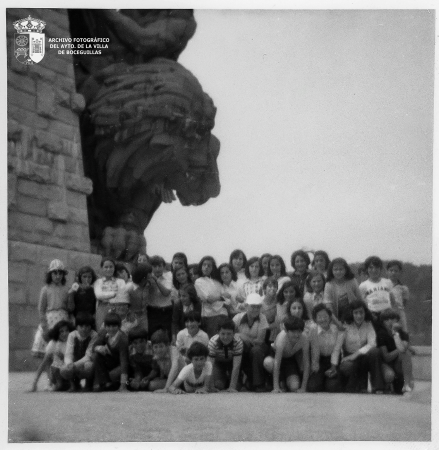 Grupo escolar de Boceguillas de excursión en el Valle de los Caidos (circa 1975)