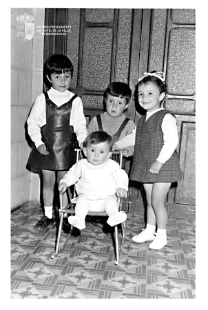 Lola, Paco y Candela Sanz Gonzáez y Sofía González en el zaguán de su casa de Calle Miguel LLabrés