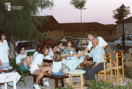 Reunión de vecinos una noche de verano