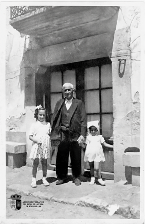 Frutos García Matesanz con sus nietas Celia y Consuelo García (1940)