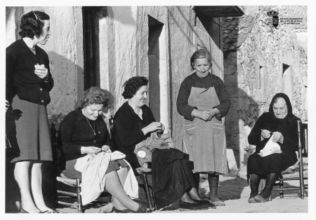 Grupo de mujeres haciendo labores en la puerta de Fructuosa. Avelina y otras (1967)
