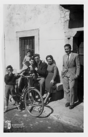 Teresa Antoranz, Gil y Pepe García en la puerta de Frutos