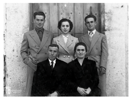 La familia Antoranz García. Teresa, José y Antonio. Los padres son Teresa y José (1953)