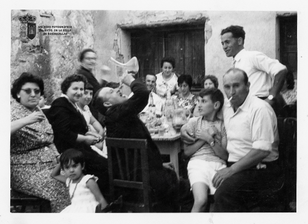 Celebración familiar en el patio de los Barahona Antoranz