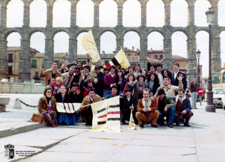 Los hinchas del equipo de fútbol de Boceguillas de visita en un partido contra la gimnástica Segoviana (1975)