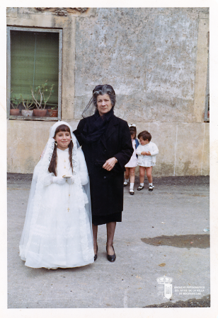Mª Jesús García con Inés lópez el día de su primera comunión (1968)