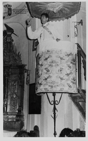 El sacerdote D.César Revilla celebrando la Misa (1954)