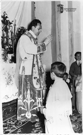 El sacerdote D.César Revilla celebrando la Misa (1954) II