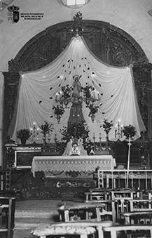 El altar adornado para el mes de las flores, mayo. (circa 1945)
