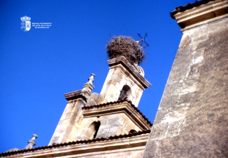 La espadaña de la iglesia, vista trasera