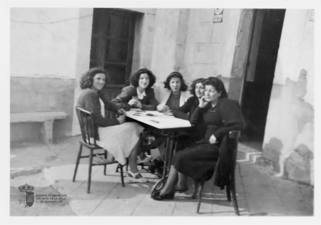 Paquita y Carmen Onrubia con sus amigas. Calle Bayona