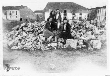 Paquita y Carmen Onrubia con sus amigas. Calle Bayona II. Circa 1950