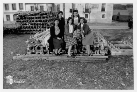 Paquita y Carmen Onrubia con sus amigas. Calle Bayona III. Circa 1950