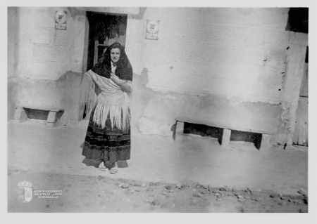 Carmen Onrubia con traje regional