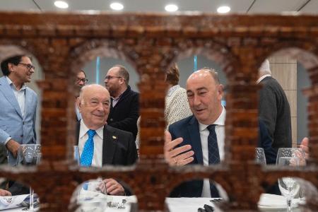 Miguel Ángel de Vicente recibe el Acueducto de Plata en el Centro Segoviano de Guadalajara y comparte con los vecinos de San Cristóbal de...