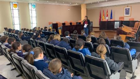 Un centenar de escolares del colegio de las Madres Concepcionistas visita la Diputación ante la celebración de un nuevo aniversario de la...