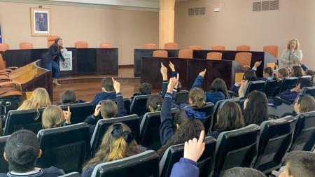 Un centenar de escolares del colegio de las Madres Concepcionistas visita la Diputación ante la celebración de un nuevo aniversario de la...