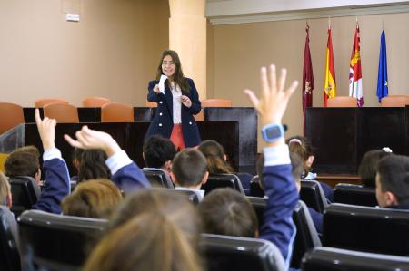 Un centenar de escolares del colegio de las Madres Concepcionistas visita la Diputación ante la celebración de un nuevo aniversario de la...