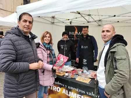 El ambiente prenavideño de la Feria del Acebo de Prádena cierra un año de recorrido por la provincia de la Caravana de Alimentos de Segovia