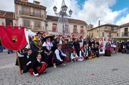 El ambiente prenavideño de la Feria del Acebo de Prádena cierra un año de recorrido por la provincia de la Caravana de Alimentos de Segovia