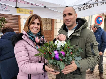 El ambiente prenavideño de la Feria del Acebo de Prádena cierra un año de recorrido por la provincia de la Caravana de Alimentos de Segovia