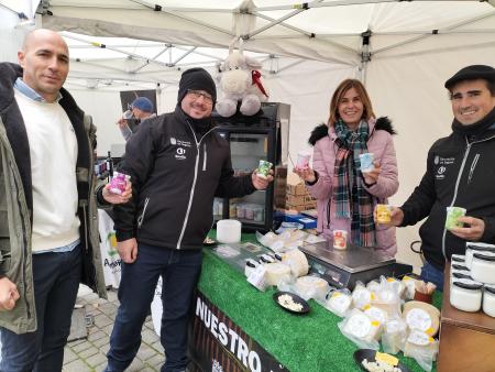 El ambiente prenavideño de la Feria del Acebo de Prádena cierra un año de recorrido por la provincia de la Caravana de Alimentos de Segovia