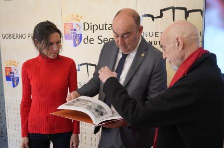 Miguel Ángel de Vicente presenta el libro sobre la obra de Carlos León, medio año después de su nombramiento como Hijo Adoptivo de la Provincia