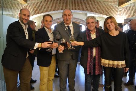 Los alcaldes de la provincia "brindan" con la Corporación Provincial en el tradicional vino de Navidad
