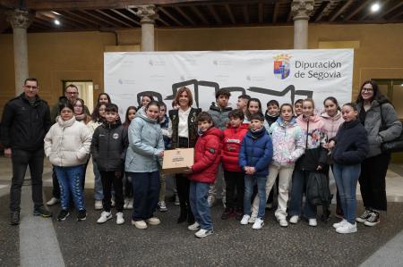 Los alumnos de 6º de Primaria del CEIP Elena Fortún reciben una cesta de Alimentos de Segovia como ganadores del concurso del Belén de...