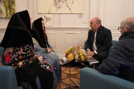 El presidente de la Diputación recibe a las alcaldesas de Zamarramala en el Palacio Provincial