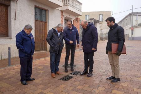 El presidente de la Diputación recorre las obras que se desarrollan en Coca gracias al impulso de los planes que ofrece la institución...