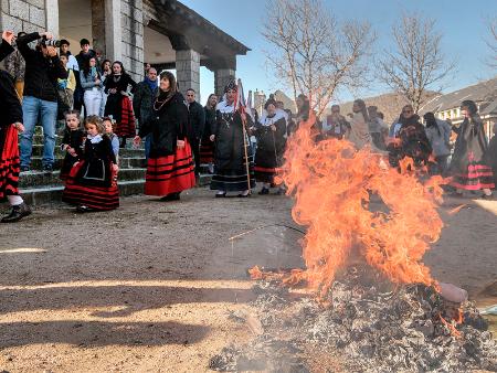Las mujeres segovianas toman la provincia al grito de “¡Viva Santa Águeda!” con numerosas actividades para celebrar la festividad