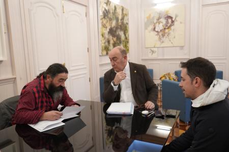 Los alcaldes de Valtiendas, Santa Marta del Cerro, Pinarejos y Navares de Enmedio comparten la situación de sus municipios con el presidente...