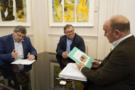 Los alcaldes de Valtiendas, Santa Marta del Cerro, Pinarejos y Navares de Enmedio comparten la situación de sus municipios con el presidente...