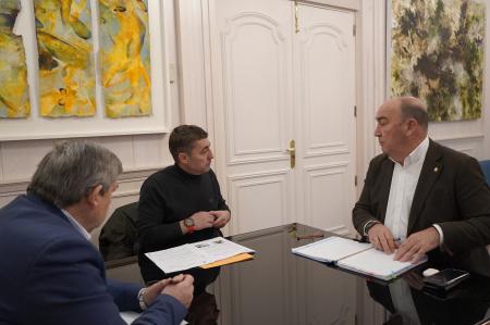 Los alcaldes de Valtiendas, Santa Marta del Cerro, Pinarejos y Navares de Enmedio comparten la situación de sus municipios con el presidente...