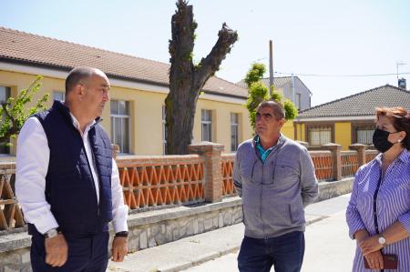 Miguel Ángel de Vicente visita tres de los 138 pueblos entre los que han sido distribuidos los 800.000 euros contemplados en el plan de mejora...