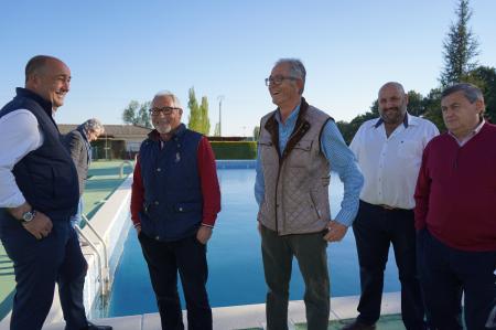 Miguel Ángel de Vicente visita tres de los 138 pueblos entre los que han sido distribuidos los 800.000 euros contemplados en el plan de mejora...