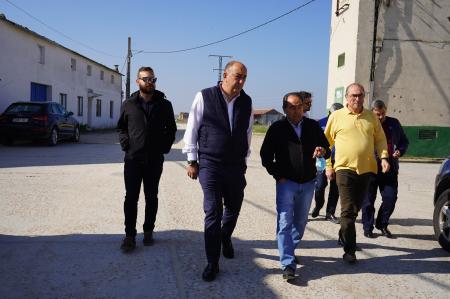 Miguel Ángel de Vicente visita tres de los 138 pueblos entre los que han sido distribuidos los 800.000 euros contemplados en el plan de mejora...
