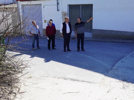 Miguel Ángel de Vicente visita tres de los 138 pueblos entre los que han sido distribuidos los 800.000 euros contemplados en el plan de mejora...