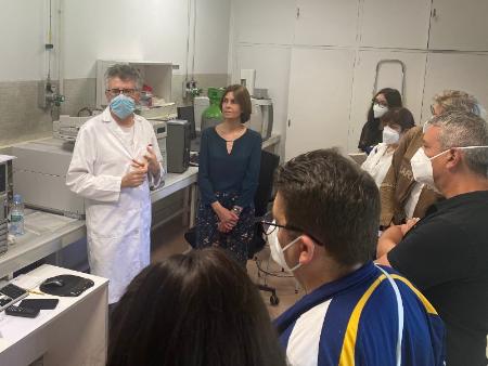 La diputada de Prodestur recibe en el Laboratorio de la Diputación a varios alumnos de un curso sobre gestión ambiental organizado por Cruz Roja