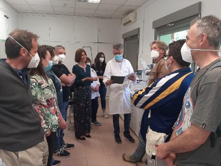 La diputada de Prodestur recibe en el Laboratorio de la Diputación a varios alumnos de un curso sobre gestión ambiental organizado por Cruz Roja